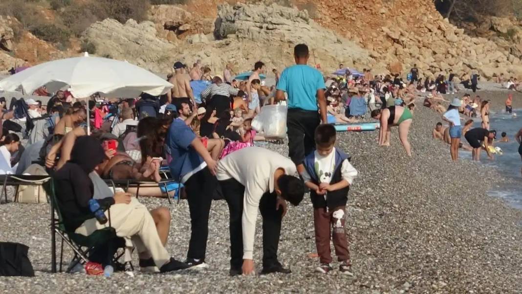 Antalya’da Kasım Sürprizi: 27 Derecede Sahiller Dolup Taştı! 7